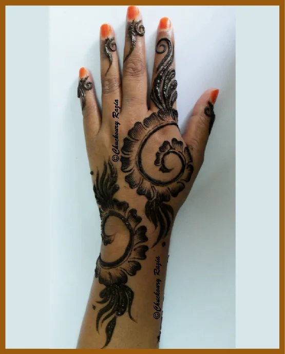 Twisted Vine Pattern Aesthetic Mehndi On Back Hand